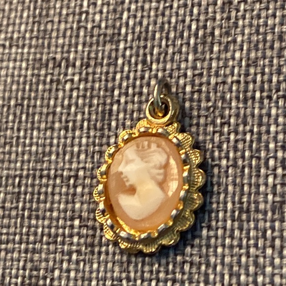 VTG Hand-carved Petite Cameo Pendant - Picture 2 of 7